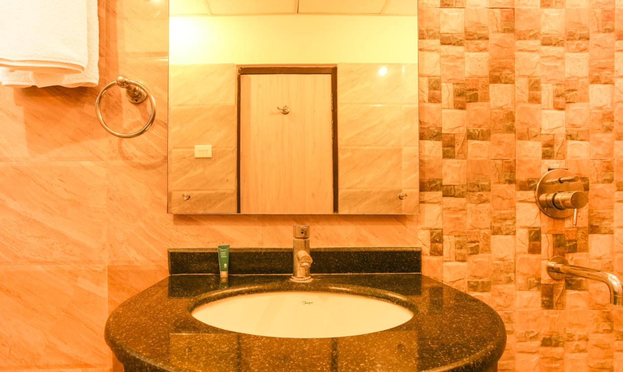 Hotel Janki International Sigra 2 Km From Kashi Vishwanath Temple فاراناسي المظهر الخارجي الصورة