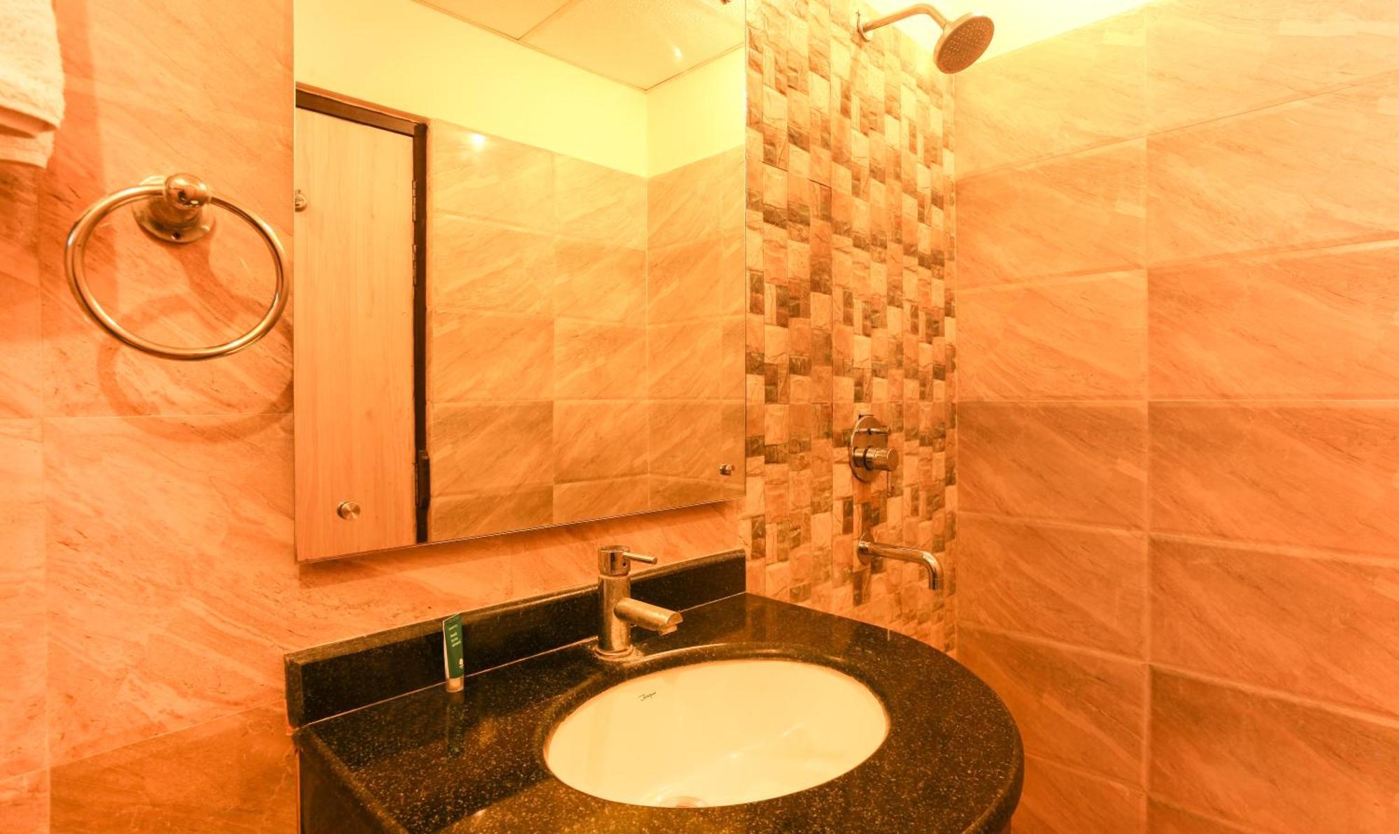 Hotel Janki International Sigra 2 Km From Kashi Vishwanath Temple فاراناسي المظهر الخارجي الصورة